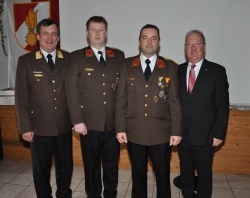 Bezirkskommandant Stefan Schiendorfer, Kommandant Bernhard Hutterer, Stellvertreter Manfred Rescheneder, Bürgermeister Johann Kronberger